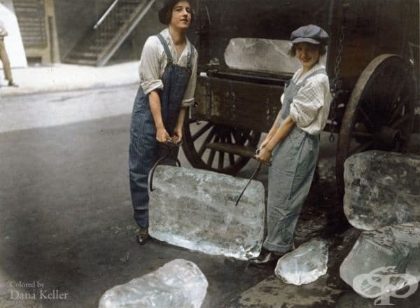 Млади жени носят ледени блокове, 1918г. (оцветено от Дейна Келър).