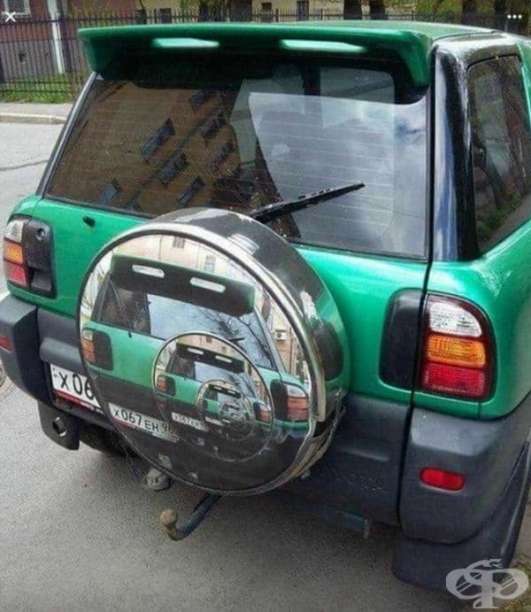 Пътуващите зад този автомобил може да се хипнотизират.