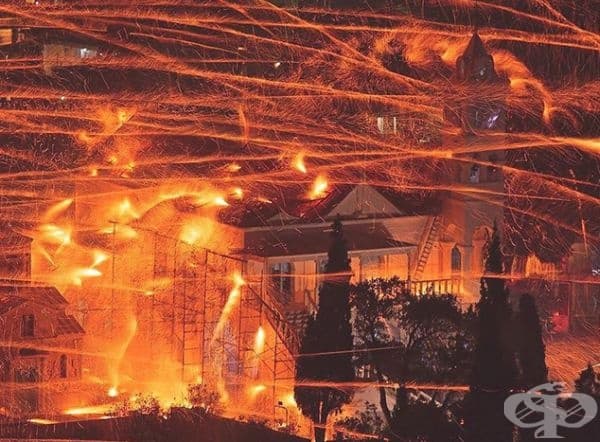 Гръцката война с фойерверки. Всяка година две конкуриращи се църкви участват във "война" с ракети. Всяка се опитва да удари камбанарията на другата. Броят се директните удари, но всяка година църквите решават да уредят резултата през следващата година.