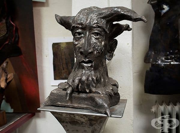 Милан Милорадович. Милорадович е от Белград, Сърбия. Завършва художествената академия и се гмурва дълбоко в скулптурата. В началото материалите му били глина и камък, но по-късно започва работа с желязо.