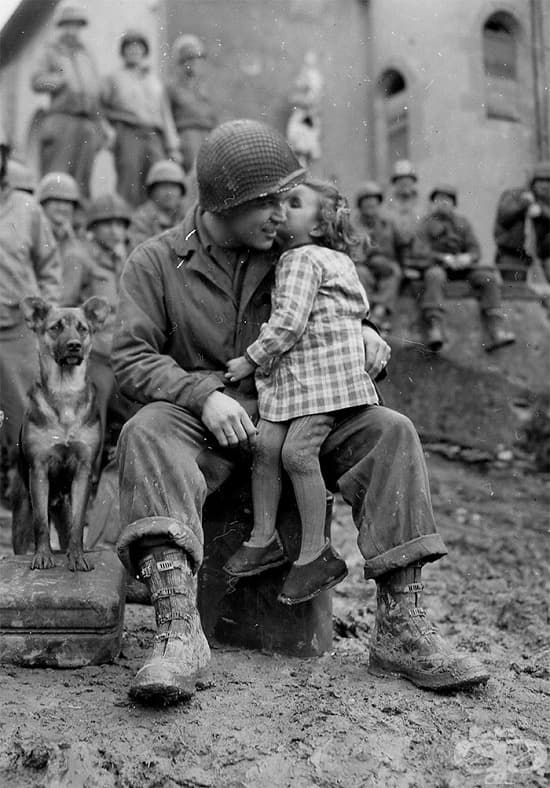 Малко момиче от Франция целува американски войник, Свети Валентин, 1945 г.