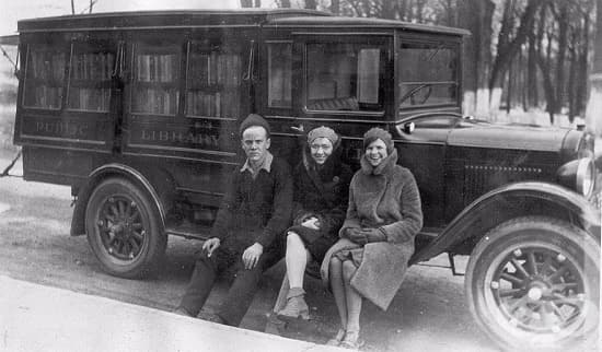 Трима служители в подвижна библиотека, 1930 г.