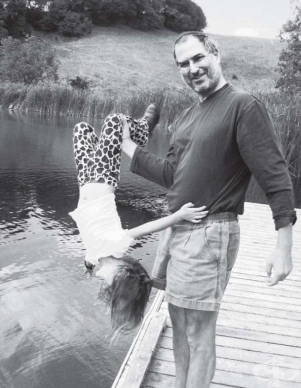 Стив Джобс провесва дъщеря си Ева, Пало Алто, Калифорния, 2002 г.