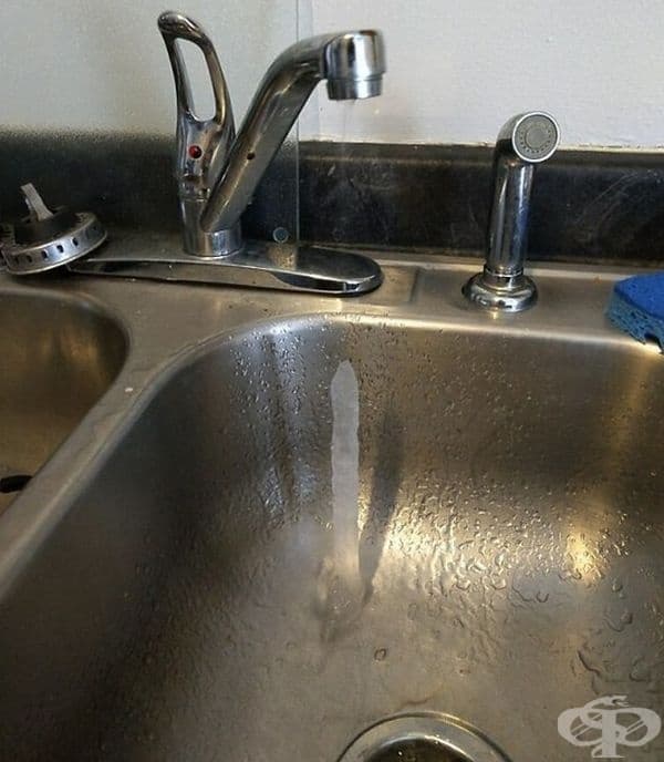 Водата веднага се превръща в лед.