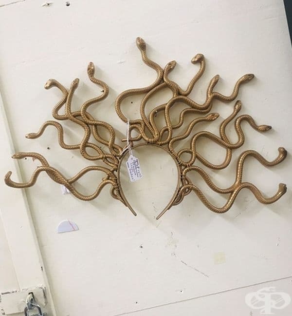 Пластмасовата корона на Medusa Gorgon.