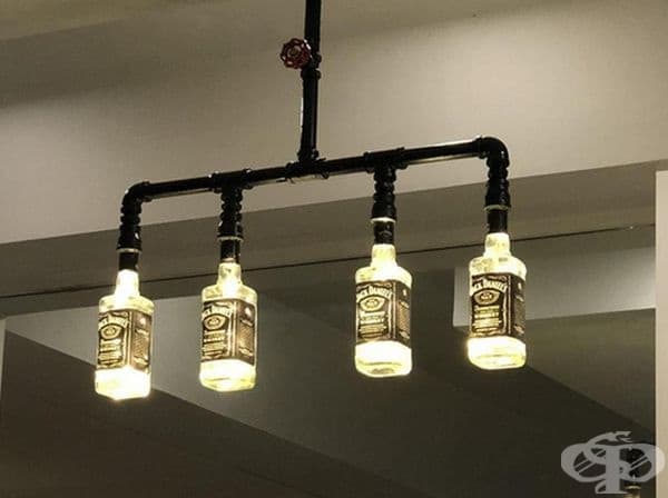 Полилей с четири бутилки от Jack Daniel’s.