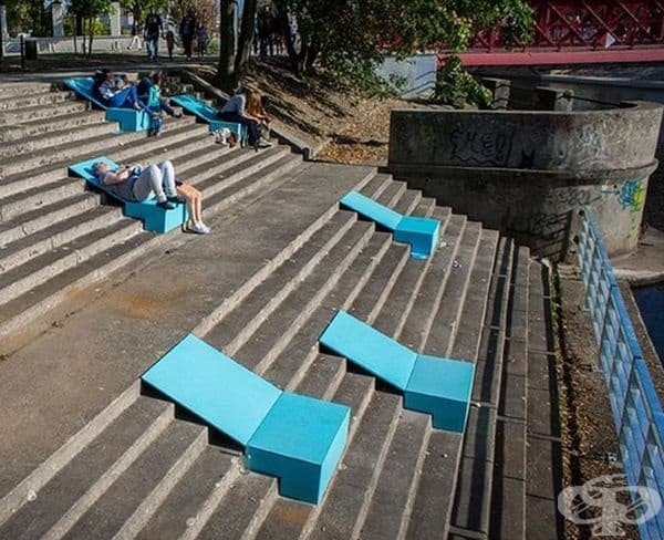 Интересен начин да си починете на стълбите.