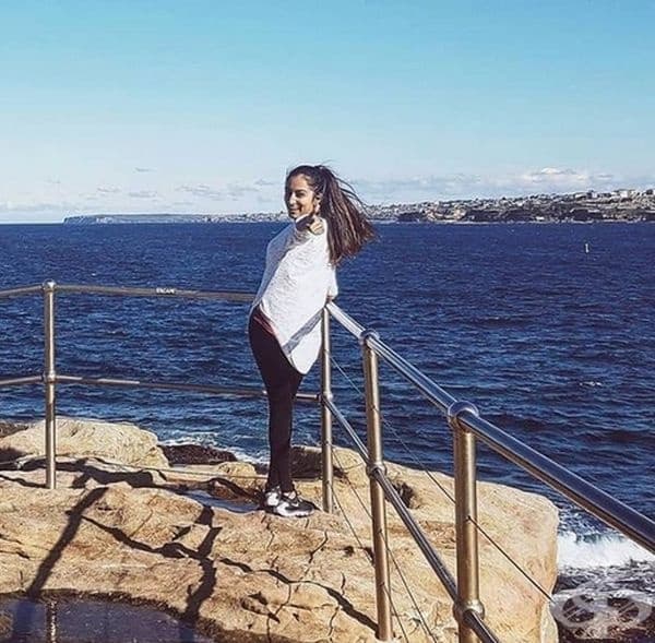Когато си с лице към морето и брега едновременно.
