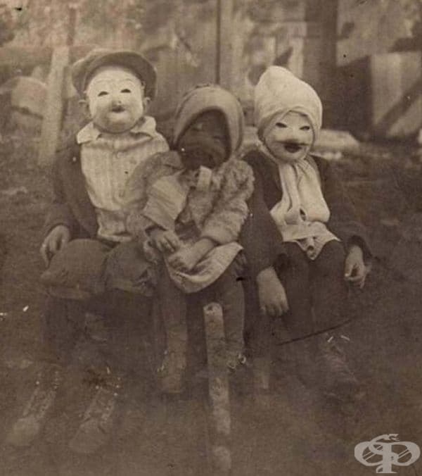 3 деца и техните костюми от Хелоуин, около 1900 г.