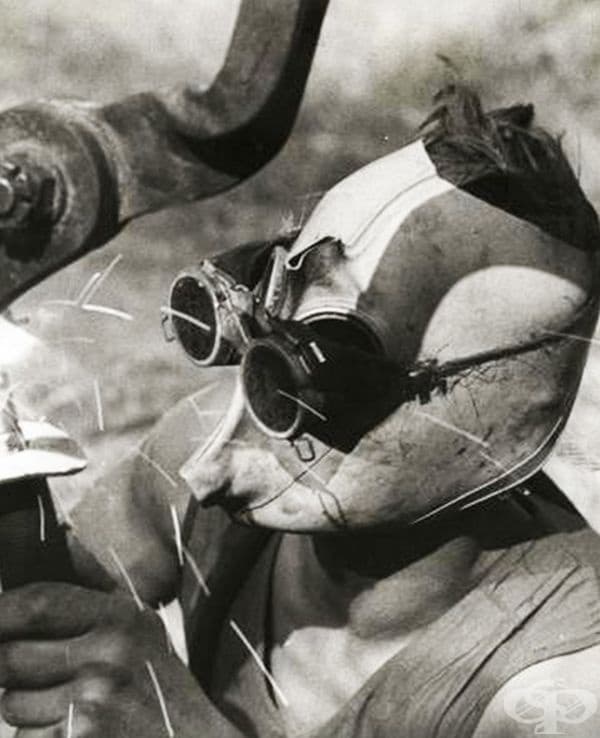 Германски войник с предпазна маска за заваряване, 1941 г.