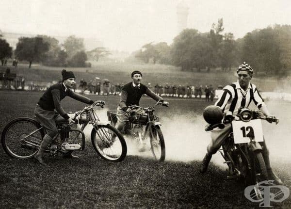 Футбол на мотоциклети на футболното игрище към Crystal Palace в Лондон, Англия 1923 г.