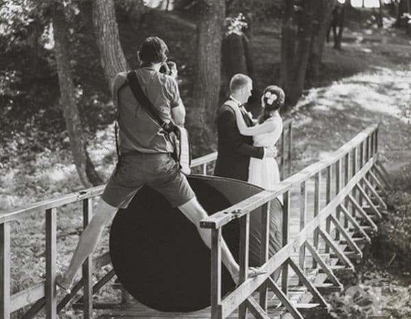 33 сватбени снимки доказват, че фотографите са забавни