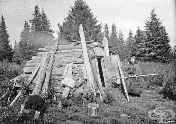 Жена, която стои пред дома си в провинция Архангелск, Русия, 1920 г.