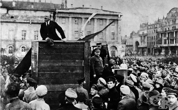 Лидерът на болшевиките Владимир Ленин се обръща към войниците на Червената армия, които се приготвят за руско-полската война, Москва през 1920 г.