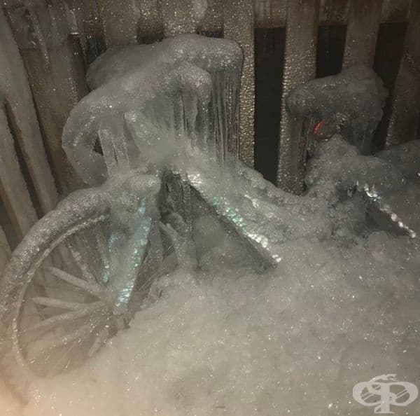 Замръзнал велосипед след зимна буря в Чикаго.