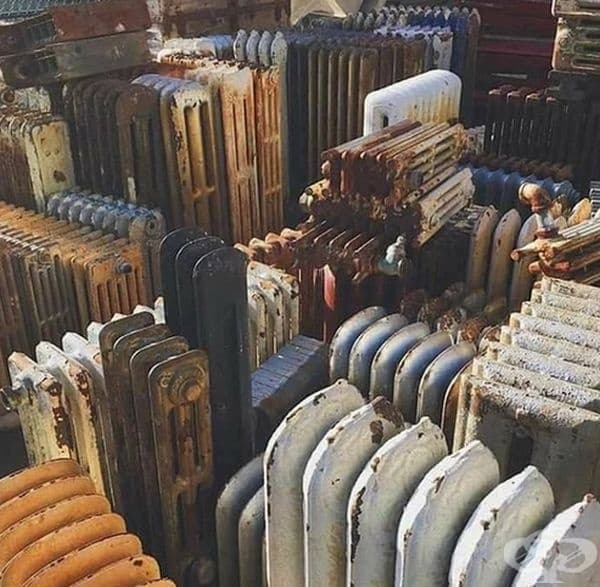 Склад с износени радиатори изглежда като стар жилищен квартал.