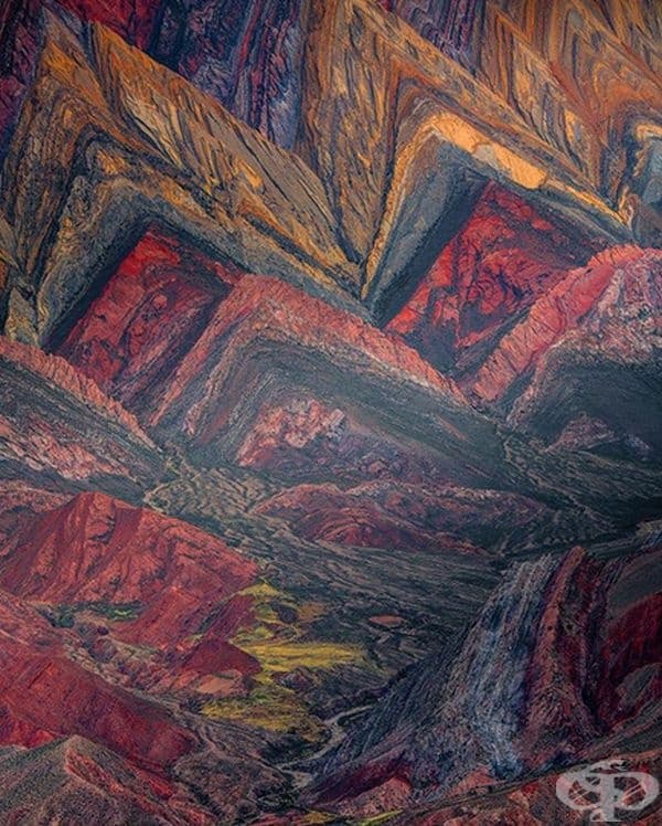 Живописната планинска долина Quebrada de Humahuac, която се намира в Аржентина, изглежда като истинска картина.