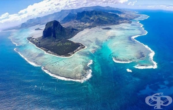 Снимка от Югозападен Мавриций с гледка към подводен водопад.