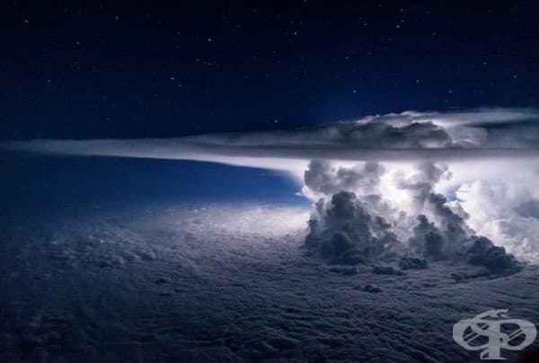 Тихоокеанска буря с 11 300 м. над океана.