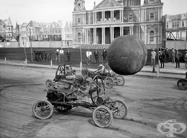 Мъже играят на пушбол докато шофират специални автомобили, Канада, 1925 г.