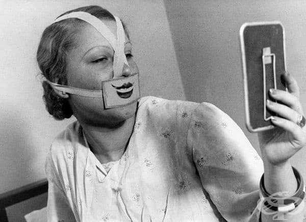 Жена, носеща специална маска за борба с депресията, Будапеща, 1937 г.