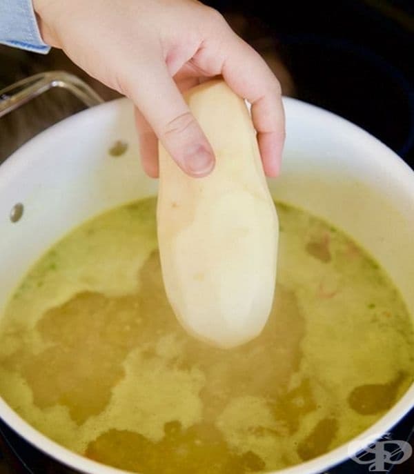 Спасете супата от пресоляване. Ако сте пресолили супата, не бързайте да се притеснявате. Поставете цял обелен картов и продължете да варите още няколко минути. Картофът ще абсорбират излишната сол и супата ще бъде спасена.
