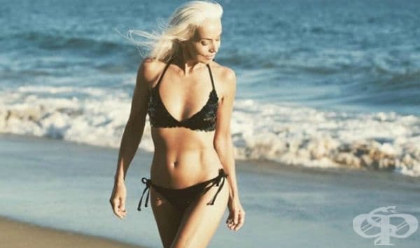 Тя има страхотно тяло и изглежда на не повече от 25 години.