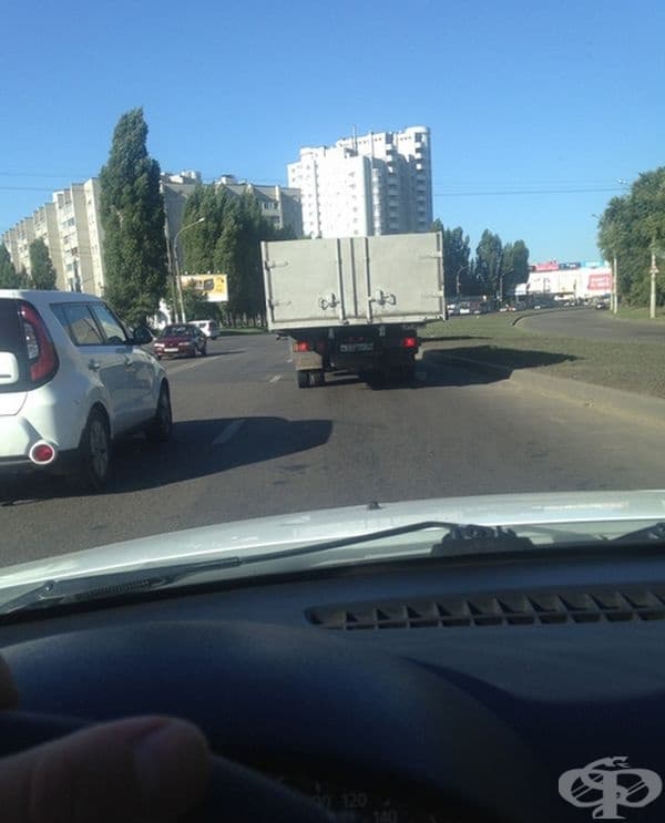 Камионът сякаш превозва блок.
