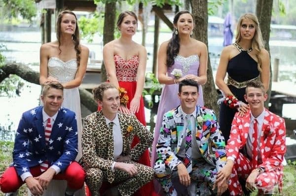 Мъжката част са избрали доста нетипични костюми за бала. Видно е, че дамите не одобряват това.