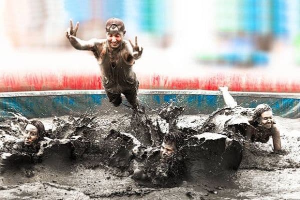Boryeong Mud Festival, Южна Корея. Фестивалът стартира от 1998 г. от маркетингова компания, използваща калта в козметиката си. Според някои изследвания, тази кал има още по-лечебни свойства от калта от Мъртво море в Израел.