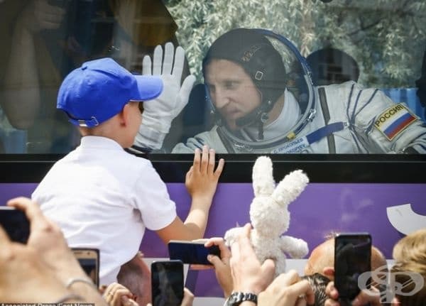 Космонавт разговаря със сина си преди отлитане в космоса.