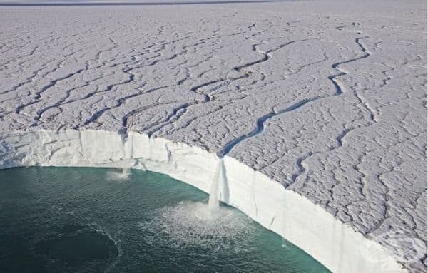 Водопад от ръба на ледник в Свалбард, Норвегия.