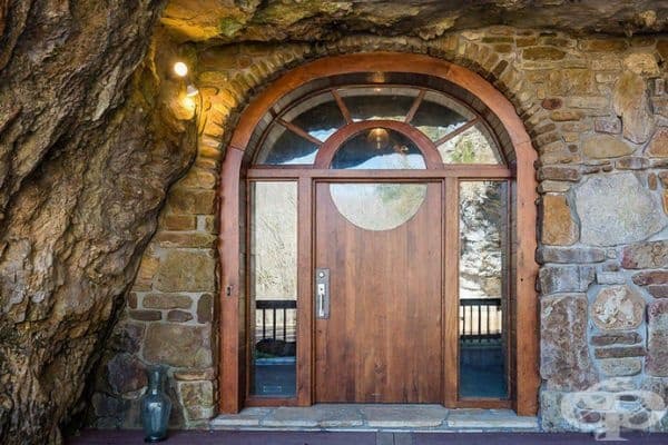John Hay закупува пещерата заедно с 240 акра за 146 000 долара.