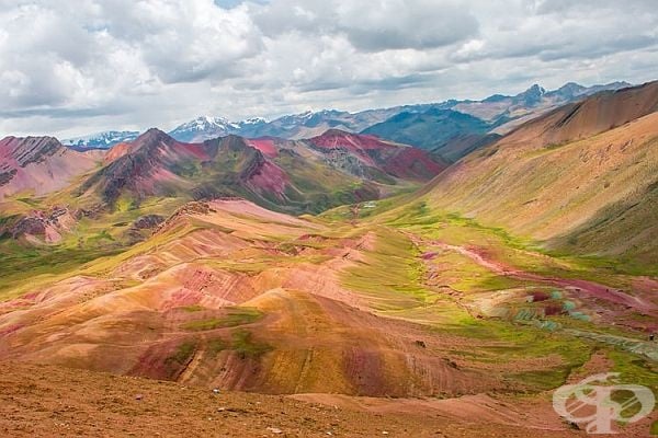 Планини с цветовете на дъгата.