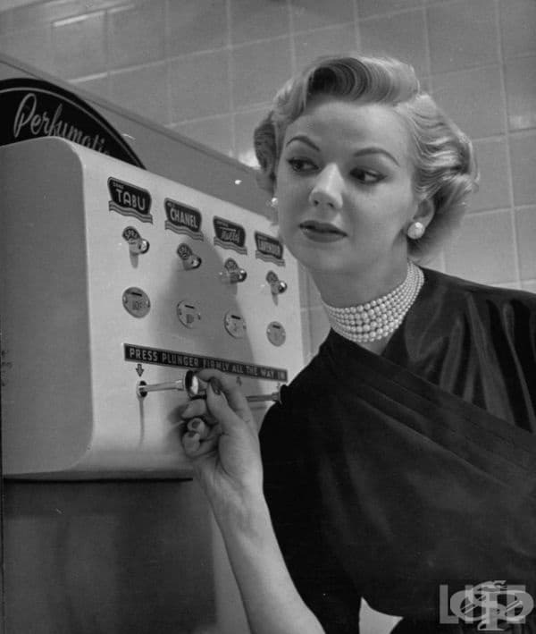 Машина за пръскане на парфюм, 1952.