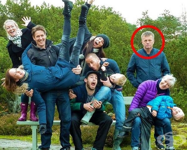 Все пак има някой, който да придружава този човек.