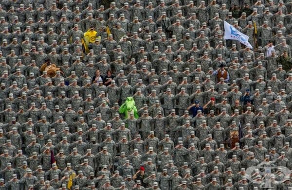 Отдаване на почести по време на националния химн пред НАСС (Национална асоциация за студентски спорт) - футболен мач между армията и Станфорд.
