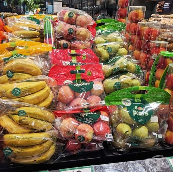 Супермаркет, който се е отказал от найлоновите торбички, но продава ето това.