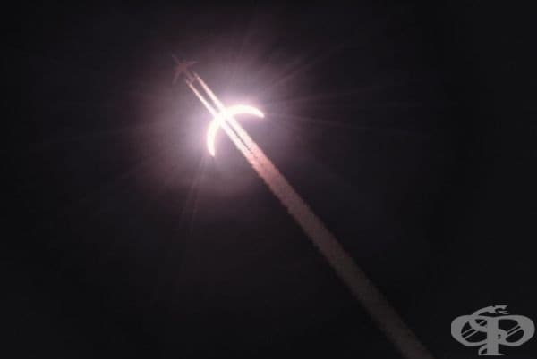 Самолет на фона на слънчево затъмнение.