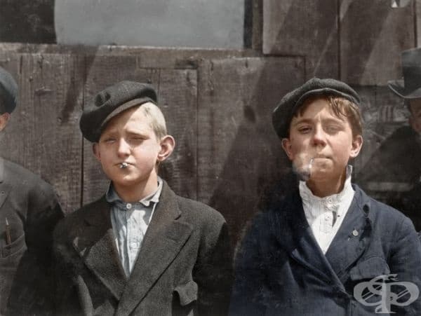 Продавачи на вестници почиват за цигара, 1910г (оцветяването е добавено впоследствие).
