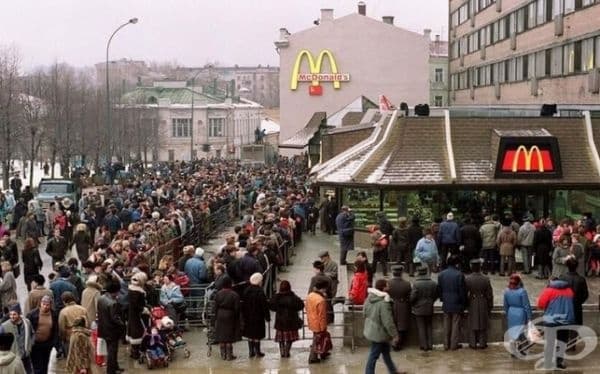 Опашка при откриването на първия McDonald's в Москва, 31 януари 1990 г.