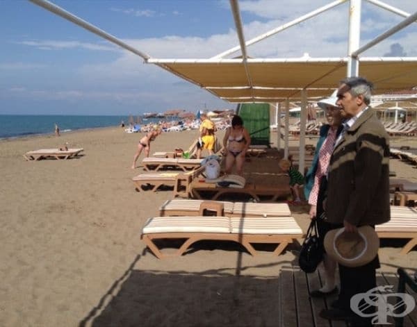 Възрастна двойка отива на море за пръв път.