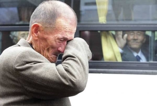 След дълга раздяла: На 31 октомври 2010г. 436 жители на Южна Корея получават разрешение да прекарат 3 дни в Северна Корея на посещение на своите роднини, които не са виждали от края на Корейската война през 1953г.
