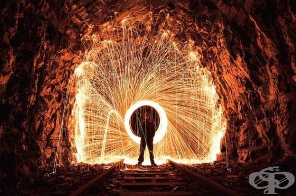 Горещата стоманена вата добавя магически мотиви в снимката.