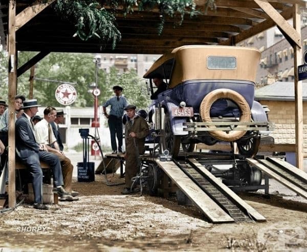 Бензиностанция във Вашингтон, окръг Колумбия, 1924г. (оцветяването е добавено впоследствие).