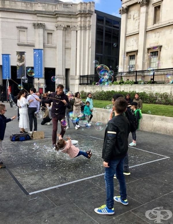 Определено е било хлъзгаво от балончетата.