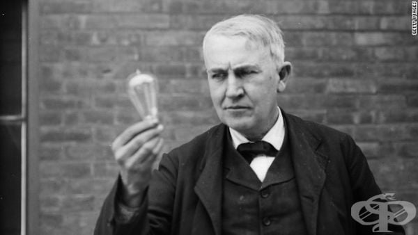 Томас Едисън с едно от великите си изобретения – електрическата крушка