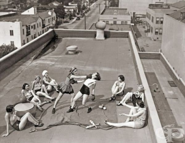 Женски бокс върху покрива на сграда, 1930г.