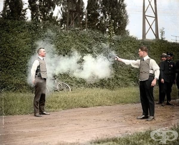 Тестване на бронежилетка, 1923г. (оцветяването е добавено впоследствие).