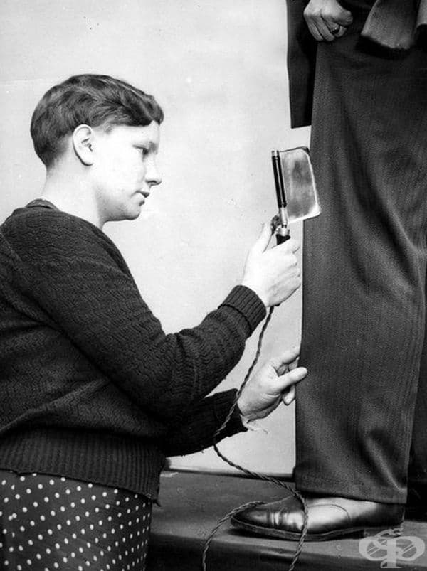 Малка преса за панталони, представена на изложение в Уестминстър, Англия, 1936 г.